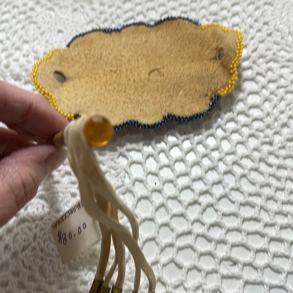 Handcrafted beaded hair accessory with great detail - Picture 8 of 8